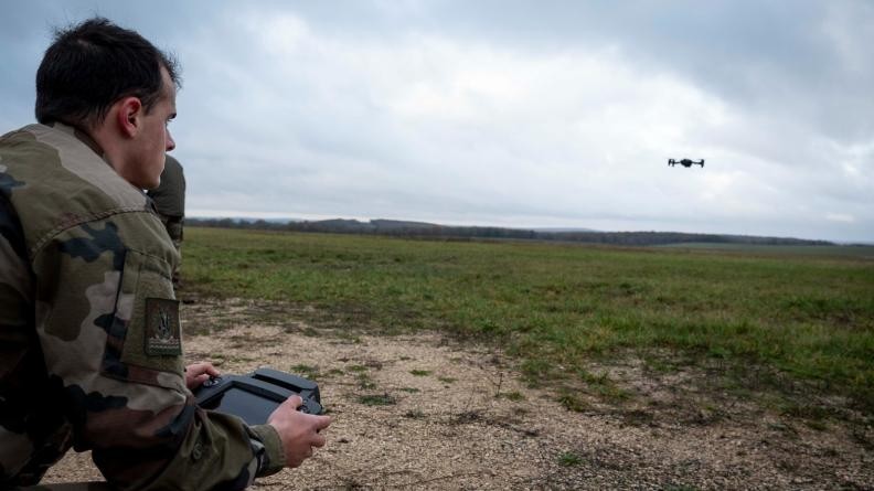 DGA's tweet image. [#Livraison] La #DGA livre à l’@armeedeTerre 1000 drones du combattant.

Dotés de systèmes optroniques d’observation, d’un poids de 1,8 kg et d’une autonomie en vol de 40 min, la mise en service de ces drones constitue un atout majeur pour les opérations militaires futures.

⤵️