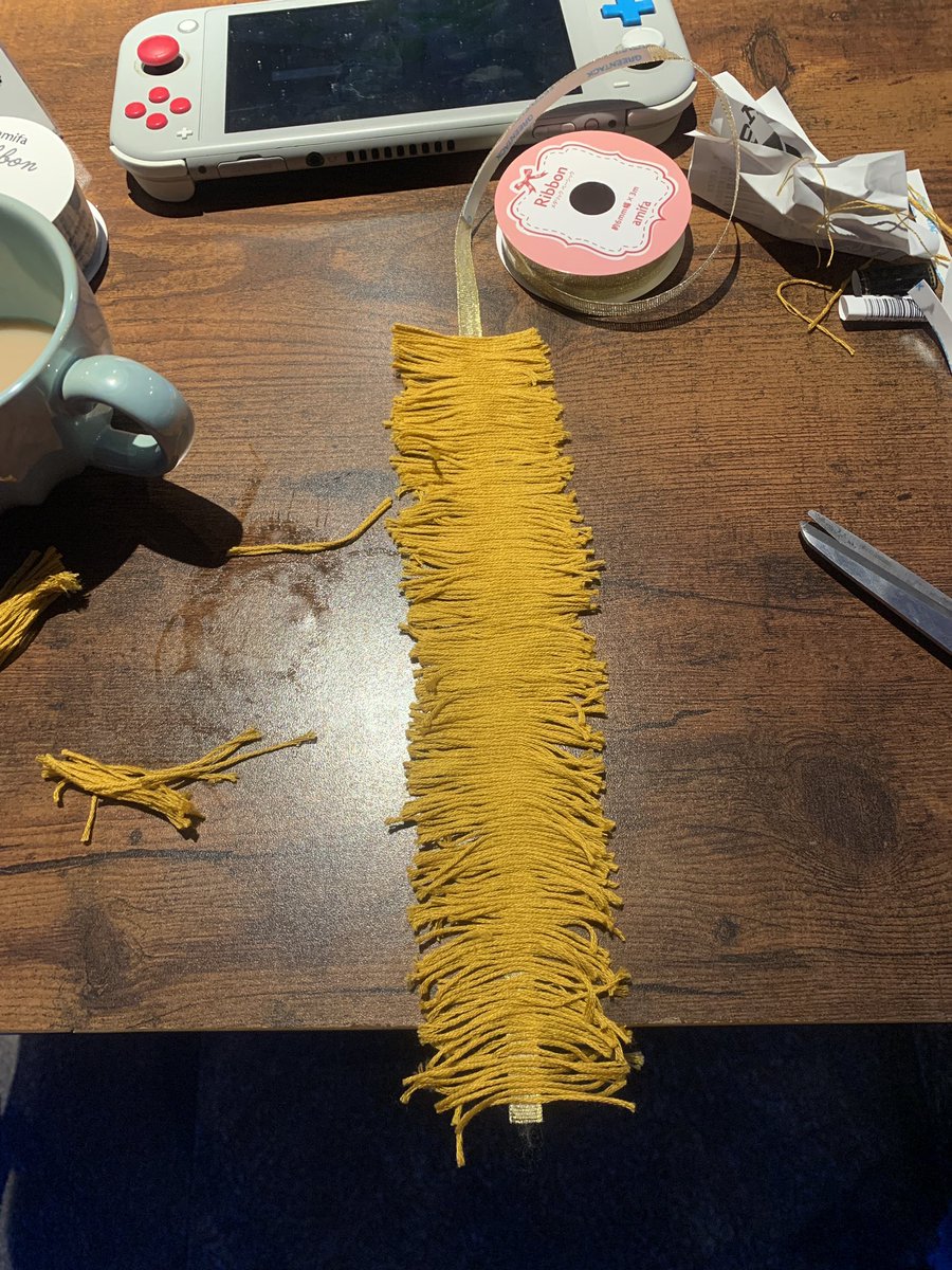 フリンジ頑張ったよー！
6mmリボンに両面テープで刺繍糸をびっちり！
リボンでサンドしてアイロンかけて、長さ整えて、半分から切ったら！
1/6サイズ、ドール用フリンジ！
すしおさんデザイン、月ノウサギ衣装のスカート本体！

ここから書き文字怖いよー😭😭😭