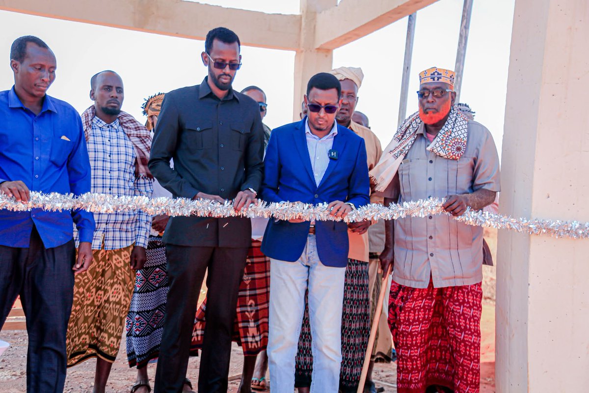 Moha_Abdullahi1's tweet photo. Maanta waxaan si rasmi ah u daah-furay ceel-biyood cusub oo Wasaaradda Tamarta iyo Kheyraadka Biyaha ka hirgelisay deegaanka Daboyodley, oo qiyaastii 30km u jira magaalada Matabaan ee Gobolka Hiiraan. Ceelkan wuxuu wax weyn ka tari doonaa yareynta biyo-la’aantii ka jirtay deegaanka, isagoo siinaya biyo nadiif ah boqolaal qoys. Waxaan uga mahadcelinayaa UNICEF doorkii ay ka qaadatay hirgelinta mashruucan, waxaana naga go’an sii horumarinta adeegyada biyaha ee bulshada. 💧