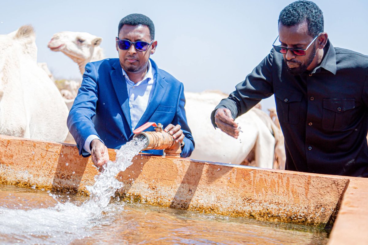 Moha_Abdullahi1's tweet photo. Maanta waxaan si rasmi ah u daah-furay ceel-biyood cusub oo Wasaaradda Tamarta iyo Kheyraadka Biyaha ka hirgelisay deegaanka Daboyodley, oo qiyaastii 30km u jira magaalada Matabaan ee Gobolka Hiiraan. Ceelkan wuxuu wax weyn ka tari doonaa yareynta biyo-la’aantii ka jirtay deegaanka, isagoo siinaya biyo nadiif ah boqolaal qoys. Waxaan uga mahadcelinayaa UNICEF doorkii ay ka qaadatay hirgelinta mashruucan, waxaana naga go’an sii horumarinta adeegyada biyaha ee bulshada. 💧