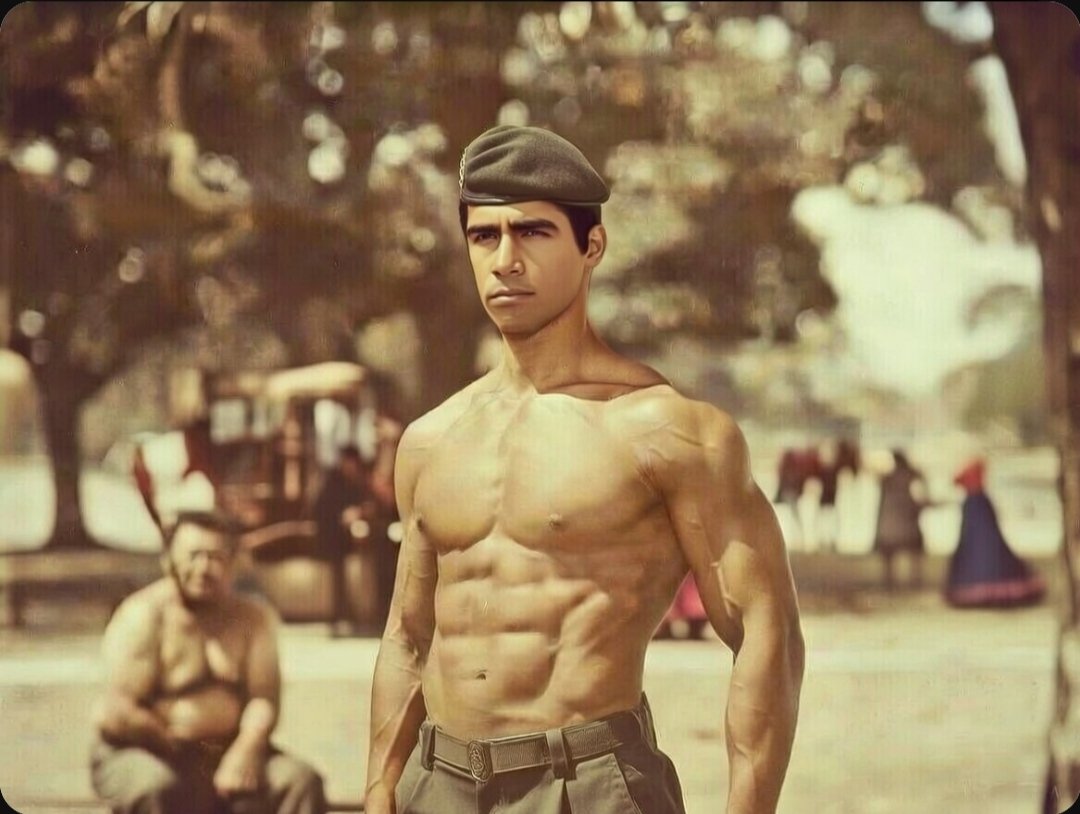 Este Subteniente, no corre, se acuesta tarde, come como un gochu
y bebe como un cosaco... 

 ¿Qué secreto tiene para tener un cuerpo así? Ninguno... 

El Subteniente es la persona sentada en la esquina inferior izquierda de la foto...   
 El que está de pie es Guardia del GAR