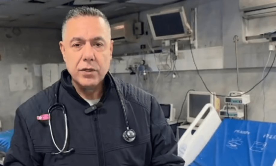 Dün bir paylaşım gördüm, Dr Hüsam’ın avukatı çaresizce çağrı yapmış. 

Dr Hüsam’ın kalbinin tükendiğini, vücudunun işkencelerden ve dondurucu hücrede kalmaktan harap olduğunu, aşırı zayıfladığını beyan etmiş. 

Kalbimiz acıyor şu güzel insan için… 💔 
#FreeDrHussamAbuSafiya