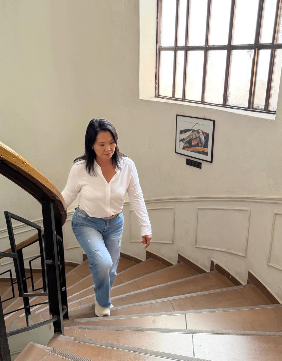 Hoy también quiero ver a los fujitraumados y rojetes, rebuznar y botar espuma de la rabia de ver a la valiente Señora Keiko Fujimori,surgir de las cenizas como el Ave Fenix, una injusta persecución por casi 20años no la debilitaron, todo lo contrario ahi esta parada y sin polo.