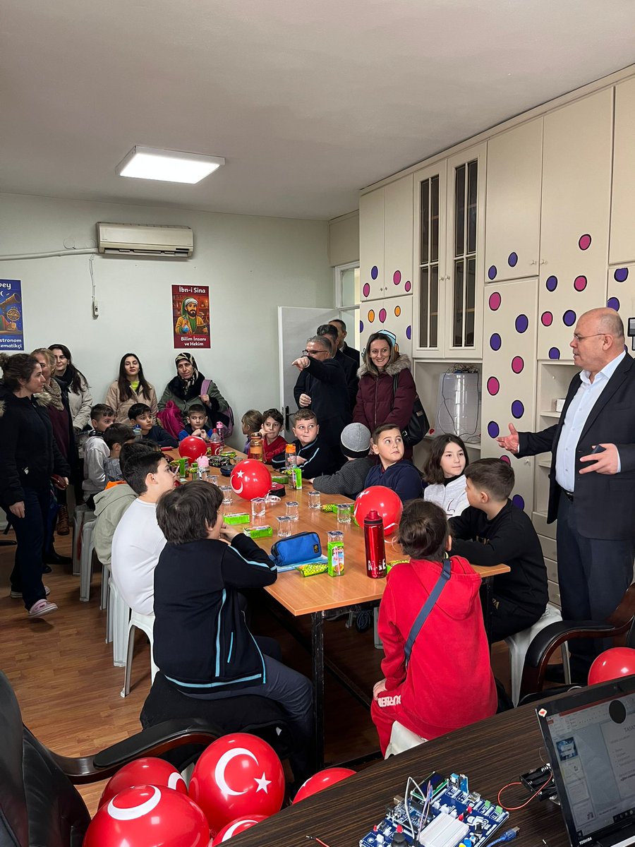 mktrky's tweet photo. #TASAM Öğrencileri ilk dersini yaptı...Velilerimizin ve oğrencilerimizin ilgisi yüksekti...Geleceğin tasarımcıları mühendisleri olarak gördüğümüz bu öğrencilere dijital ve teknolojik okur yazarlık öğreteceğiz..TÜBİTAK,Tekno-Fest, Deneyap gibi faaliyetlere hazırlıklı olacaklar... Başarılar! @TC_icisleri @tcbestepe @teknofest @teknofest @DeneyapTurkiye @tcmeb