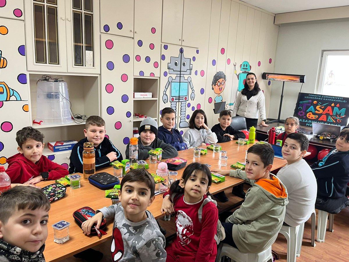 mktrky's tweet photo. #TASAM Öğrencileri ilk dersini yaptı...Velilerimizin ve oğrencilerimizin ilgisi yüksekti...Geleceğin tasarımcıları mühendisleri olarak gördüğümüz bu öğrencilere dijital ve teknolojik okur yazarlık öğreteceğiz..TÜBİTAK,Tekno-Fest, Deneyap gibi faaliyetlere hazırlıklı olacaklar... Başarılar! @TC_icisleri @tcbestepe @teknofest @teknofest @DeneyapTurkiye @tcmeb