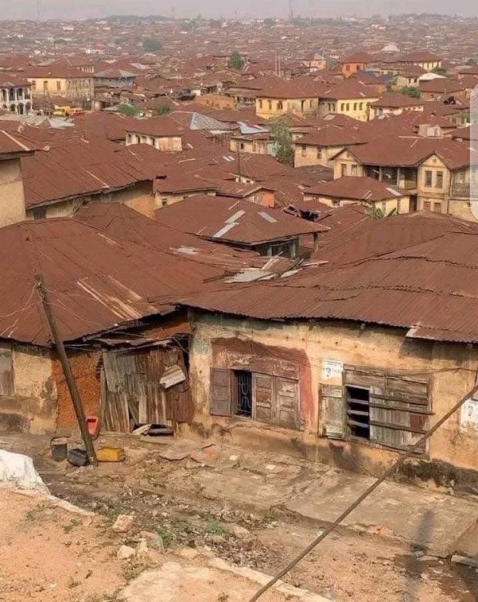 DaddyTwinzz's tweet image. Frame 1: Namibia 
Frame 2: South Africa 
Frame 3: Southeast Nigeria 
Frame 4: Southwest Nigeria 

Now Namibians are judging the whole of Nigeria because of the people from frame 4 😭