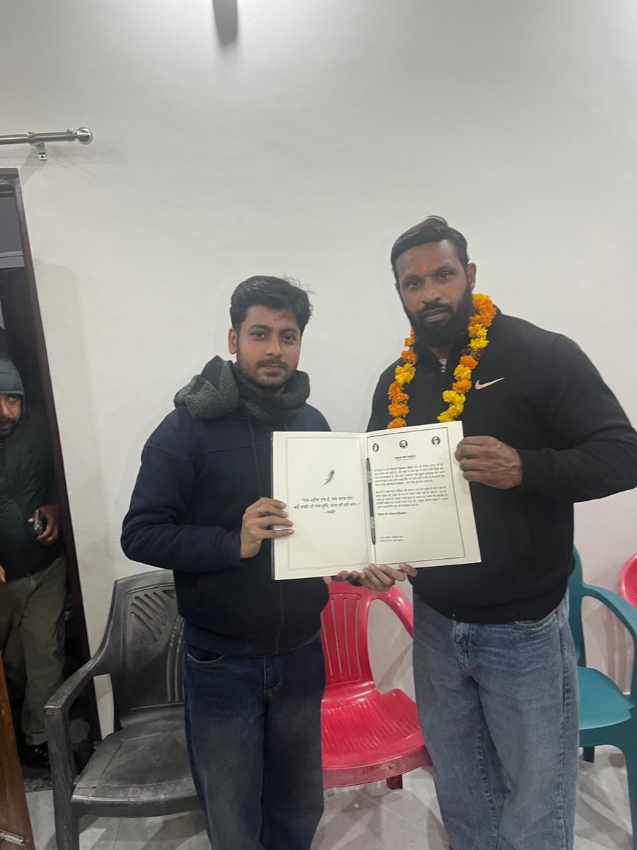 TheAyushVoice's tweet photo. आज हम दिल्ली से चलकर कोटद्वार आए। मोहम्मद दीपक भैया उर्फ़ श्री दीपक कुमार से मिले। उन्हें अपनी तरफ़ से सम्मानित किया और यह आश्वस्ति दी कि आगे कुछ भी होगा तो हम साथ हैं। दिल्ली से कोटद्वार एकदम दूर नहीं है, तुरंत पहुँच जाएँगे। ज़ाहिर है कि हम न तो किसी संगठन से हैं और https://t.co/wmfQWLWWwe