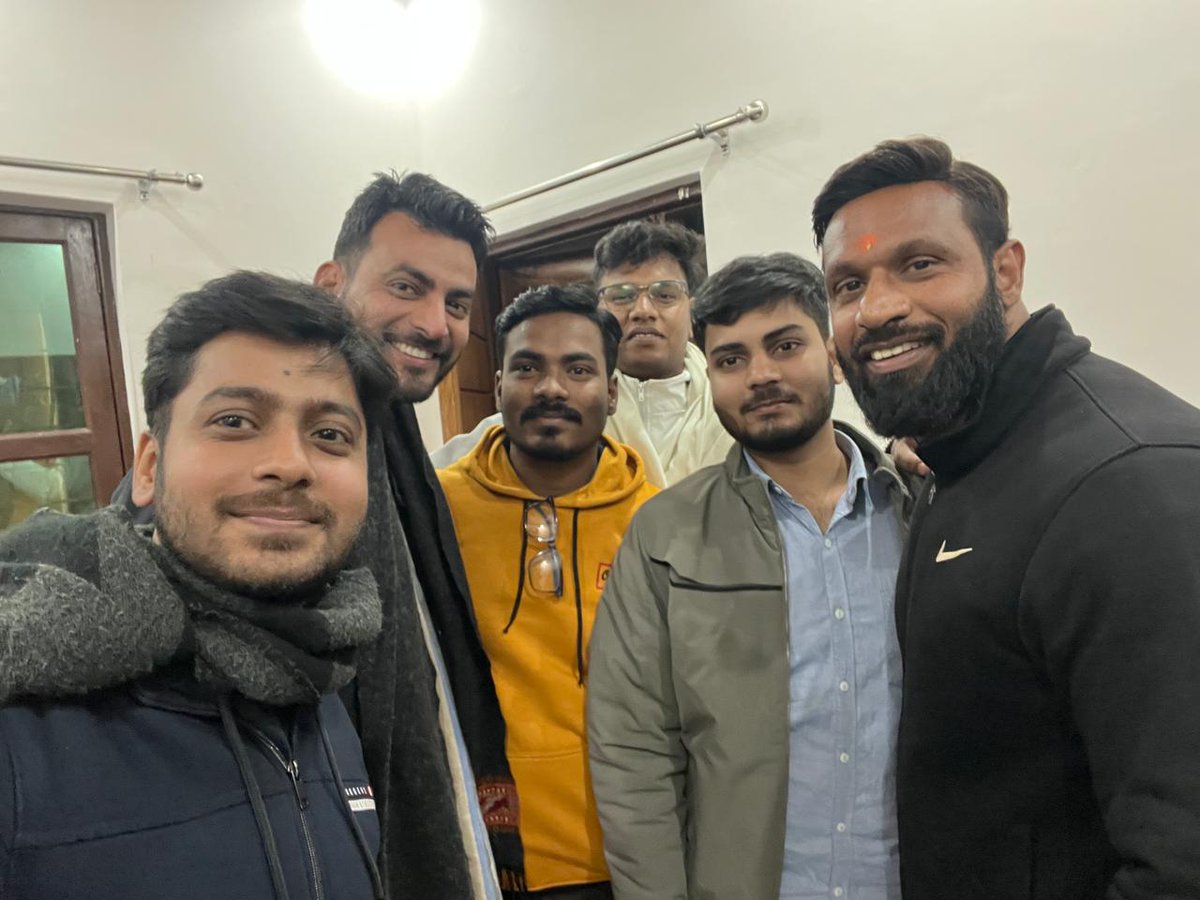 TheAyushVoice's tweet photo. आज हम दिल्ली से चलकर कोटद्वार आए। मोहम्मद दीपक भैया उर्फ़ श्री दीपक कुमार से मिले। उन्हें अपनी तरफ़ से सम्मानित किया और यह आश्वस्ति दी कि आगे कुछ भी होगा तो हम साथ हैं। दिल्ली से कोटद्वार एकदम दूर नहीं है, तुरंत पहुँच जाएँगे। ज़ाहिर है कि हम न तो किसी संगठन से हैं और https://t.co/wmfQWLWWwe