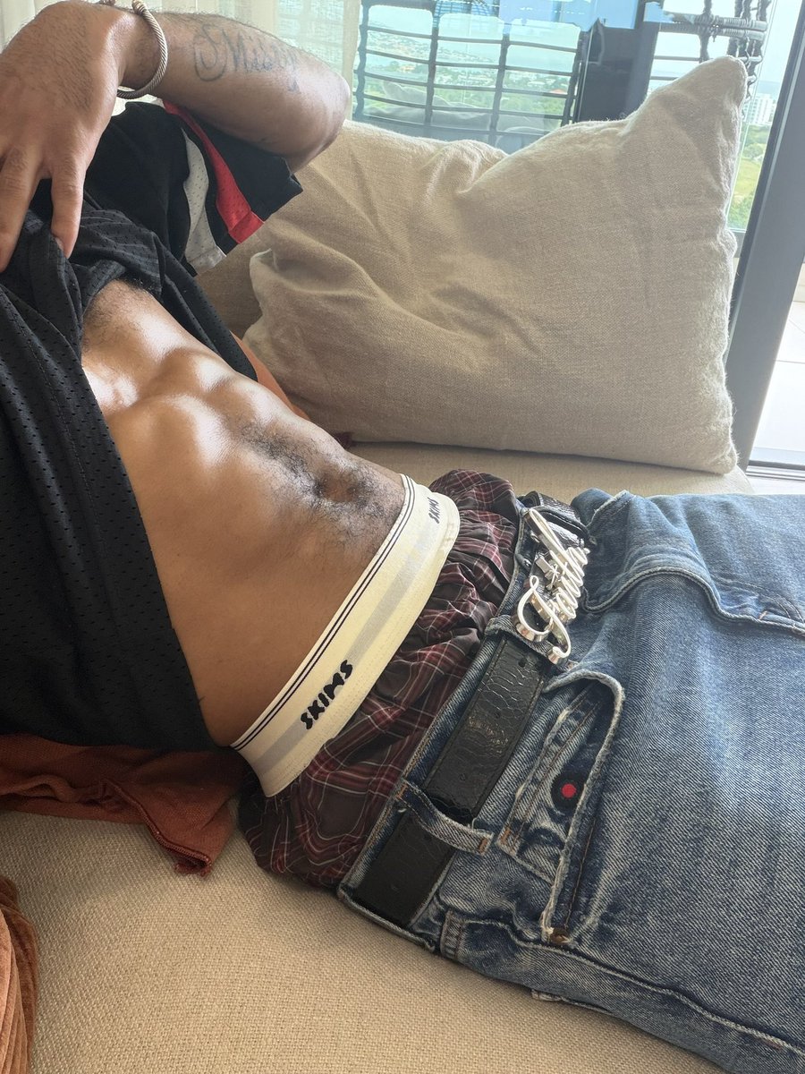 KEEMsofamous's tweet photo. Look what the hot body can do https://t.co/ouza28vO5a