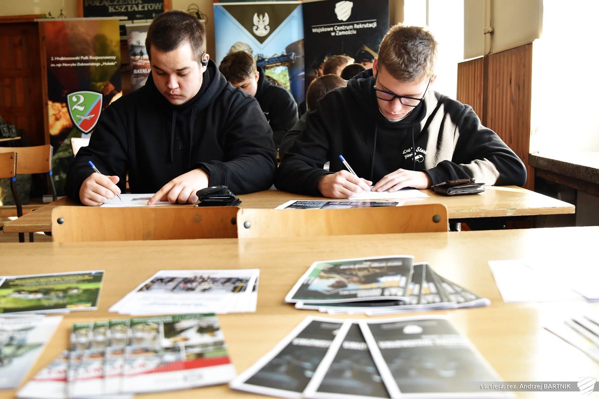 WCR_Zamosc's tweet image. Dziś Szef SRiKW @wcrzamosc 
kpt. Rafał SZYMANEK rozpoczął #KwalifikacjaWojskowa2026 w PKLek w Hrubieszowie, która potrwa do 20.02!

Zainteresowani mogli również, porozmawiać z przedstawicielami jednostek, którzy udzielali informacji na temat służby. 
#2pr #3bz #19NBOT #blogZamość