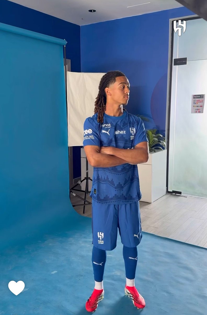 ovc990's tweet photo. بنزيما خطف الاضواء لكن عينكم لاتروح عن المراهق هذا بيعبث في اسيا تذكروها 🇫🇷💙 https://t.co/hvFHPIZfNv