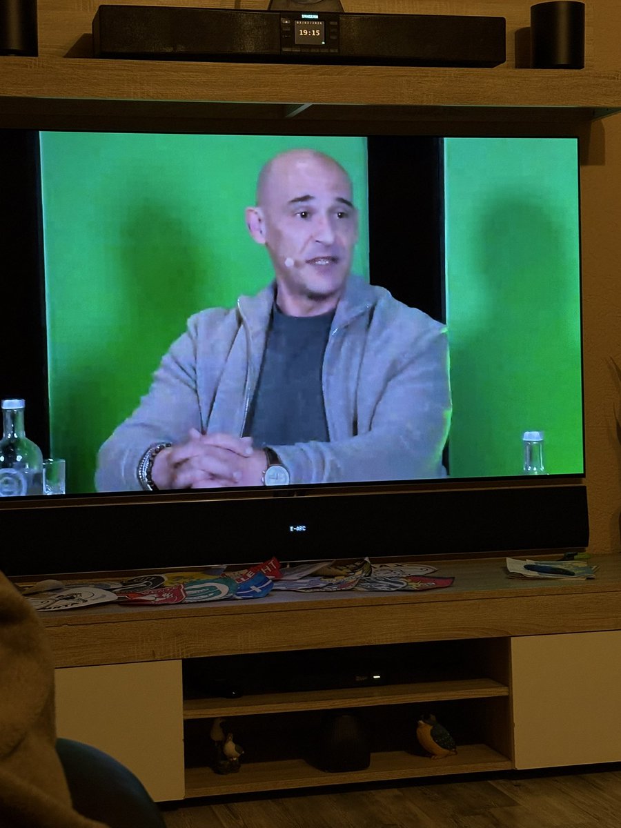 HugodeGekste's tweet photo. Slechte geluid bij de Q&A, maar Emeran kan nog vertrekken…... #fcgroningen #transferdeadlineday https://t.co/76d8pF8E0V