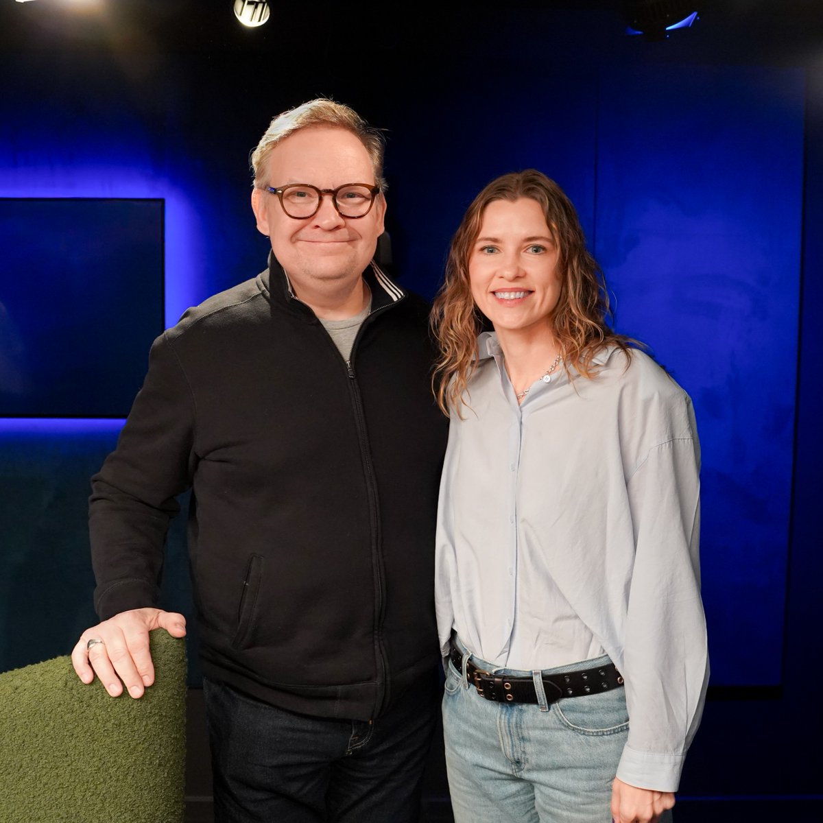 TeamCoco's tweet photo. Today on #ThreeQuestions Andy sits down with Mo Welch to discuss starting comedy before she even realized she was gay, IHOP spaghetti, writing on "The Office" spin-off "The Paper," and more. Listen: https://t.co/2odDspOoLR https://t.co/kALwKmj0St