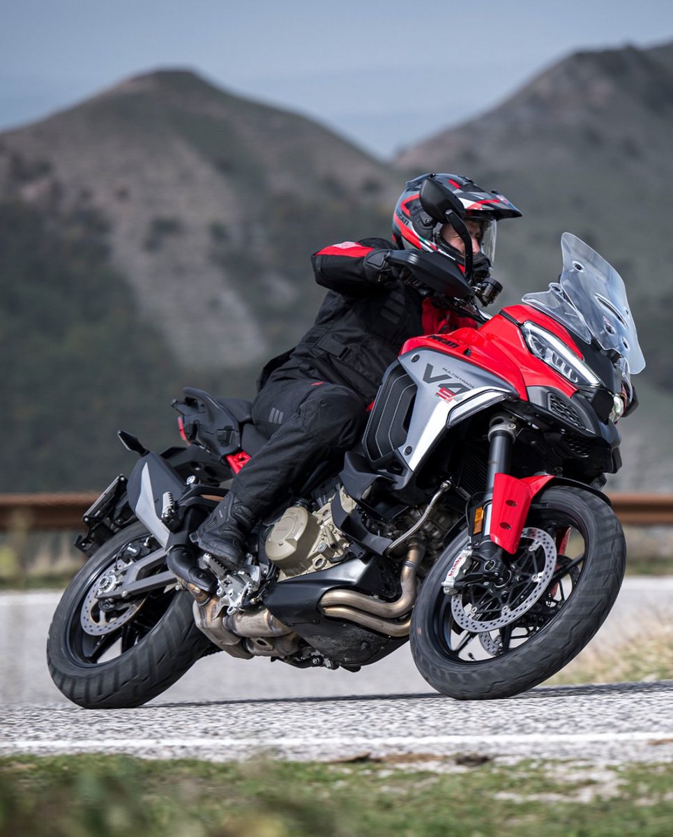 Desde sinuosos pasos de montaña hasta extensas carreteras, Multistrada V4 S crea su propio camino. 

Con sus modos de manejo Sport, Urban, Touring y Enduro, puedes adaptarla a cualquier camino: bit.ly/MV4Mx

#MultistradaV4S #MultistradaV4 #Ducati #DucatiMx