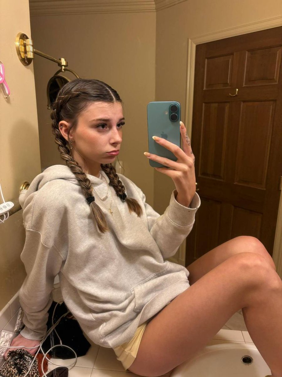 ClaireWalkerrr2's tweet photo. who's up rn?
say hi https://t.co/d6I5iAT3Xk