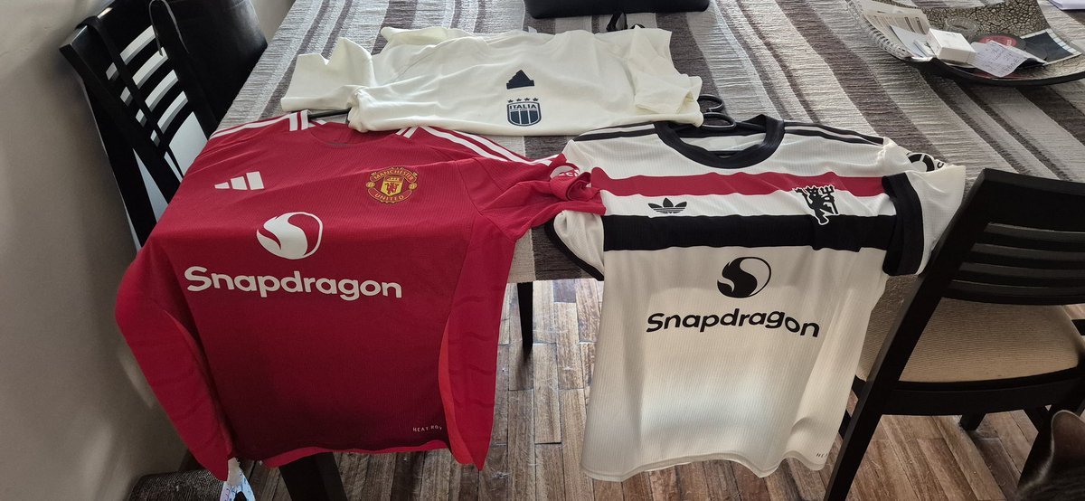 David_B_85's tweet photo. En 4 dias habiles de manchester a rosario. Las camisetas de manchester PI increibles. Tengo una authentic de arg comprada en adidas aca, pero la calidad de estas es muy superior. Los estampados y detalles parecen de mejor calidad. Zarpado https://t.co/w8edOkdWCY