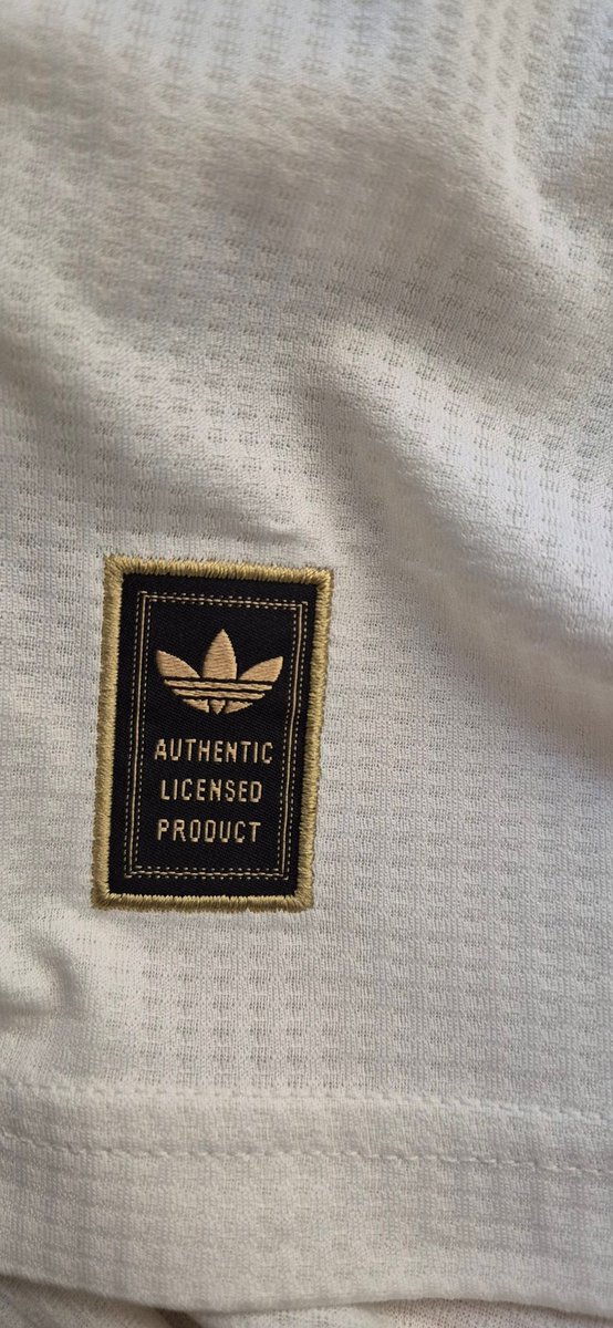 David_B_85's tweet photo. En 4 dias habiles de manchester a rosario. Las camisetas de manchester PI increibles. Tengo una authentic de arg comprada en adidas aca, pero la calidad de estas es muy superior. Los estampados y detalles parecen de mejor calidad. Zarpado https://t.co/w8edOkdWCY