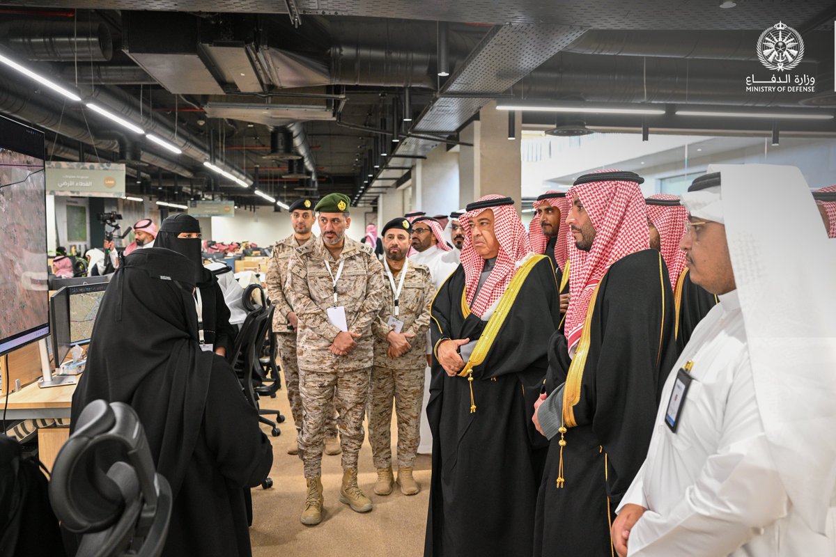 modgovksa's tweet photo. معالي مساعد وزير الدفاع للشؤون التنفيذية الدكتور خالد البياري يزور الإدارة العامة للمساحة العسكرية والمعلومات الجيومكانية للقوات المسلحة بـ #وزارة_الدفاع، ويطّلع على مبادرة «مكان» الهادفة إلى تعزيز القدرات الجيومكانية المتقدمة لدعم منظومة الأمن والدفاع الوطني. https://t.co/bGBaJQVM48