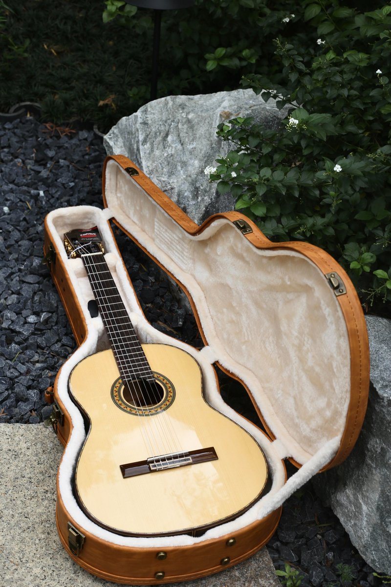 RunCollar7's tweet image. 友達が今日はとても綺麗なギターを買いました！