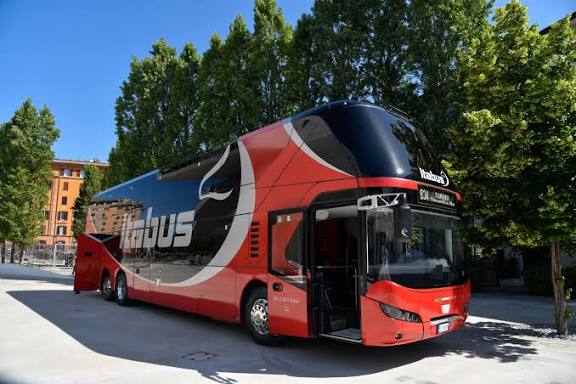 carconducteur's tweet photo. #Itabus roule en Neoplan Skyliner avec la livrée Rouge et Noire, ils ont 300 autocars.
Ils roulent depuis fin 2021 en Italie, c'est une "filiale" de Italo, qui fait du train.
Ils sont partenaires de Blablacar bus.
Peu de trajets pour le moment...
Site 🌍 : https://t.co/z6lqnDSZHl https://t.co/9QXJhYTjsk