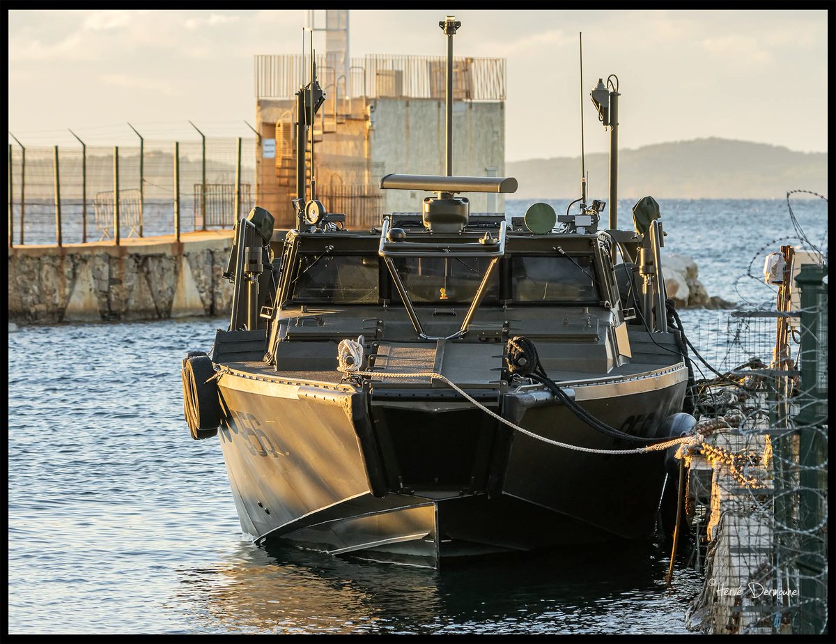 Tom_Antonov's tweet photo. CB90 fast combat patrol boat in Toulon naval base. 🇨🇵🇸🇪
📸 by Hervé Dermourne / FB
3 Swedish-built CB90 fast attack crafts are loaned by the Swedish Navy to the French Navy for a period of 18 months as part of a technical and operational cooperation agreement (2 at the Brest naval base, 1 at the Toulon naval base)