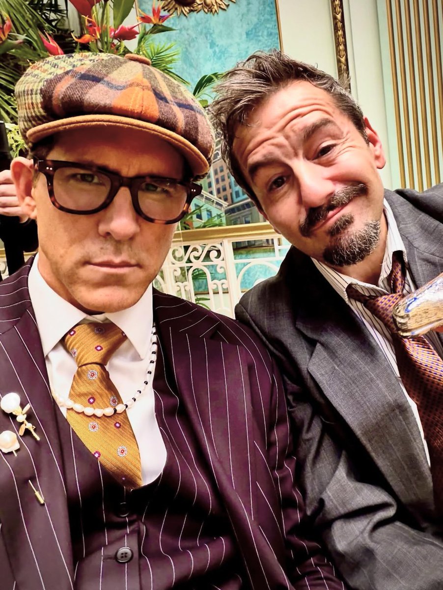 ilyryanreynolds's tweet image. First look at Ryan Reynolds and Max Casella in ‘Eloise’!

📸 Max.Casella IG