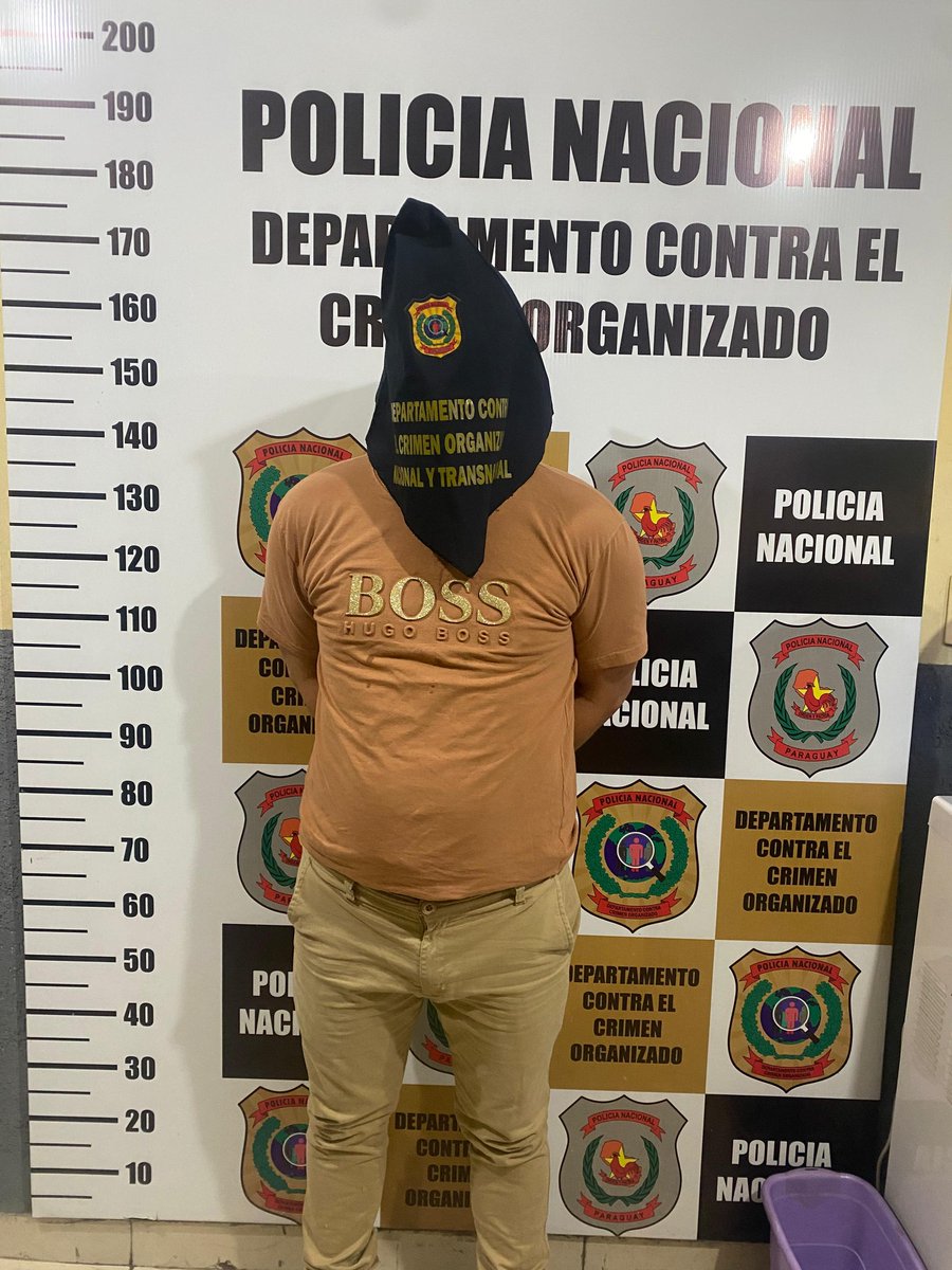 DCCO_Paraguay's tweet photo. 🚨 [AHORA] Cayó “el señor de la noche”. Fue detenido Mario Raúl Guerrero Galeano (37) en el barrio San Pablo de Asunción, conocido en las redes como "El señor de la noche". Tenía orden de captura por tráfico de drogas y lideraba una red de narcomenudeo en Central y Cordillera. https://t.co/JJTarYM2Dx
