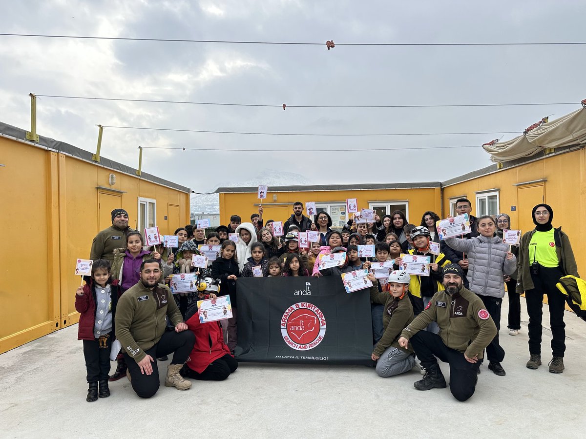 AndaMalatya's tweet photo. Afetler çocuklarımızın kaderi olmasın diye...

Anda Malatya İl temsilciliği olarak, Malatya Malet 2 konteyner kentteki Türk Eğitim Gönüllüleri Vakfı ( @tegv_malatyamalet2vkvob ) bünyesinde bulunan öğrencilere, velilere ve TEGV Gönüllülerine afet farkındalık eğitimi verdik. https://t.co/Se8O0MxfIn