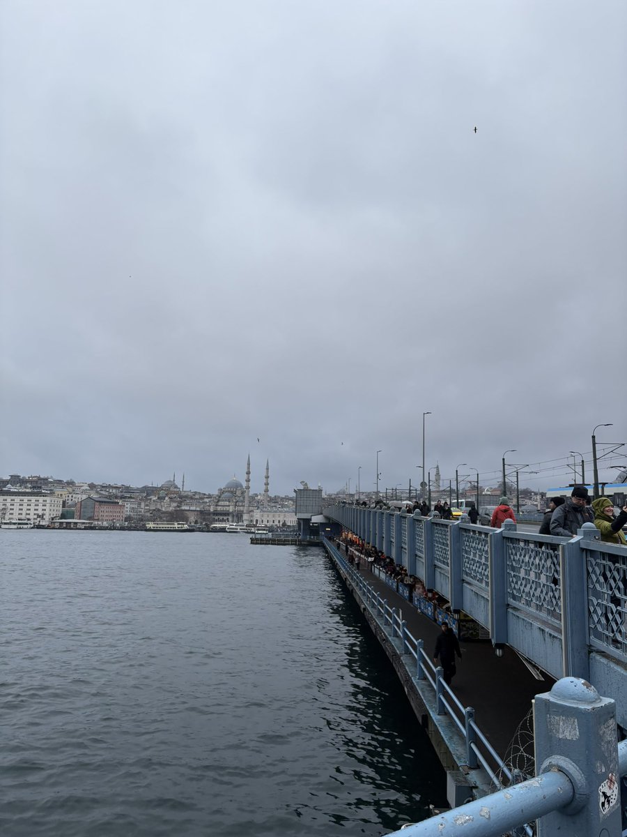 yipranmishisler's tweet photo. istanbul'daki en iyi ağlama rotası galata köprüsüdür ya eminönü'nden karaköy'e yürürken ya da tam tersi gelin vibelanın ve main character gibi hissedin tavsiye idirr https://t.co/Kv9GH0ASmT