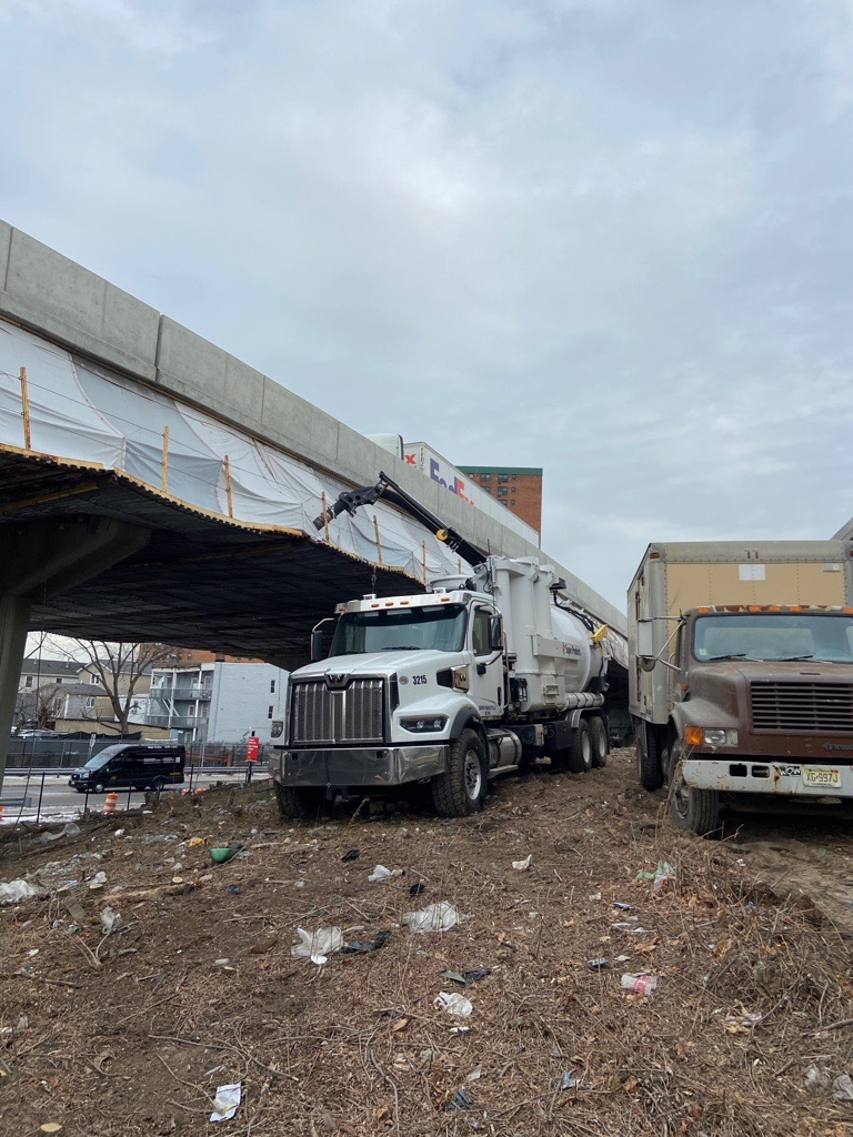 SuperProducts's tweet photo. 👀 Spotted in Newark!

This Supersucker Air Mover is hard at work clearing debris along a bridge currently under repair.  Built for tough jobs and reliable performance where it matters most. 💪

#SuperProducts #AirMover #VacuumTrucks #ToughJobs https://t.co/GsynI8Lalt