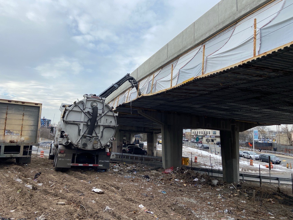 SuperProducts's tweet photo. 👀 Spotted in Newark!

This Supersucker Air Mover is hard at work clearing debris along a bridge currently under repair.  Built for tough jobs and reliable performance where it matters most. 💪

#SuperProducts #AirMover #VacuumTrucks #ToughJobs https://t.co/GsynI8Lalt