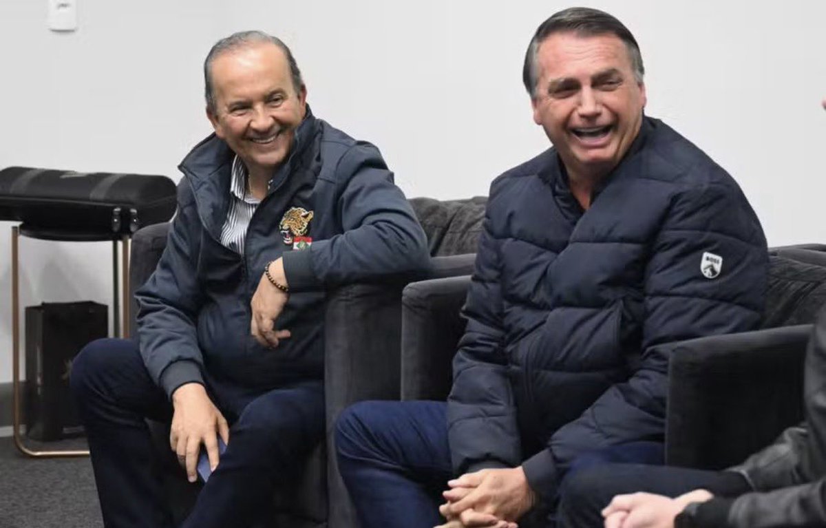 Hoje almocei com o Governador <a href="/jorginhomello/">Jorginho Mello</a> , oportunidade em que conversamos longamente sobre Santa Catarina e sobre o Brasil.

Nos próximos dias, o Governador pretende solicitar autorização ao Supremo Tribunal Federal para visitar meu pai, levando pessoalmente um abraço e o