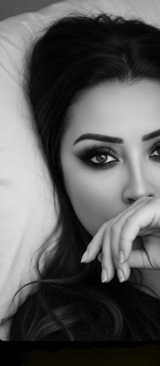 فرغت منا كل الأماكن
لم أعد أرانا في أي منها
رميت أسلحتي
و أسهمي
حتى ارتدت علي مضرجة بدمي
ثمة حضن سرقك مني
رغم اغراءاتي
ودفء كلماتي
وماذا بعد.. 
من التي انصهرت بنورها
من التي استغنيت عني بها
و اتحدت بها
من التي احتميت بحضنها
وخدرها
وأعمتك بنورها عني
أخبرني
#ميم 🌹
#مسيناكم ❤️