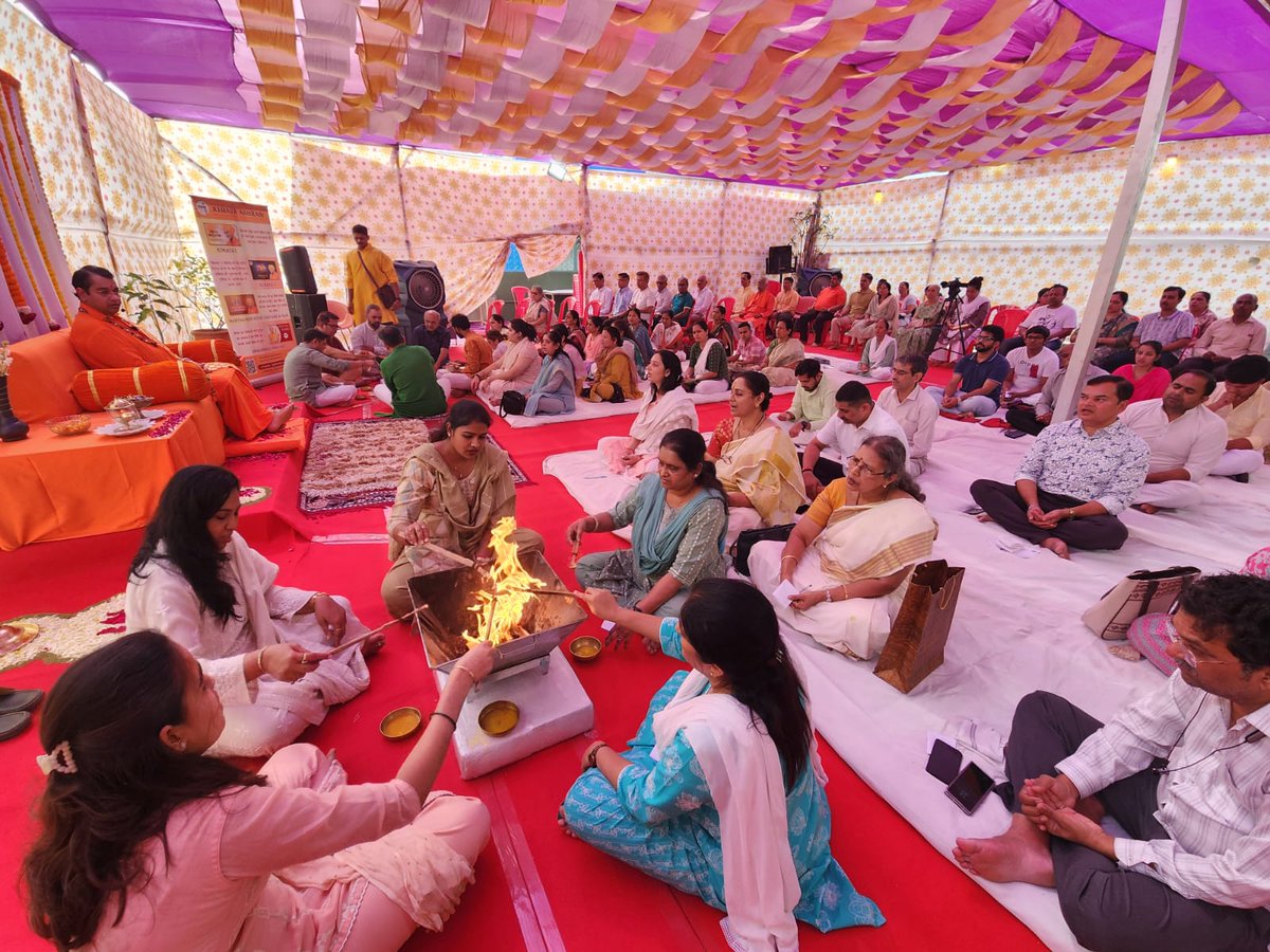 KimayaAshram's tweet photo. Thane witnessed a beautiful beginning ✨ First One-Day Meditation Camp in the presence of Swamiji—deep insights, silence, and inner connection.
#KimayaAshram #meditation #spirituality https://t.co/a3pjGkFisd
