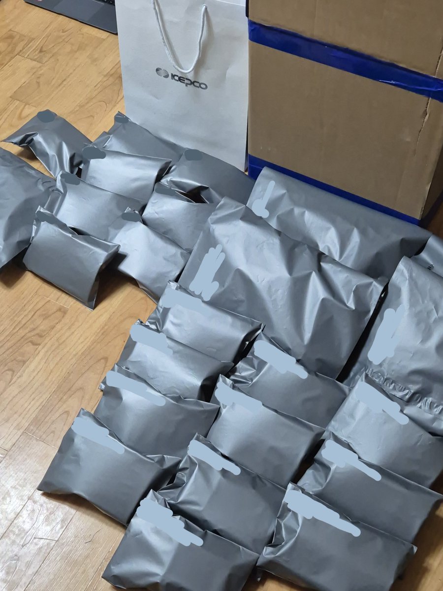 어제 저녁에 인형들이 무사히 도착했습니다🚚
열심히 포장까지 완료해서 오늘 중으로 모두 발송될 예정이에요!! 편의점 택배는 이미 발송되었습니다☺️
예상보다 기간이 길어졌는데 기다려주셔서 진심으로 감사드립니다💜

운송장 번호는 주문해주셨던 윗치폼에 입력됩니다✨️