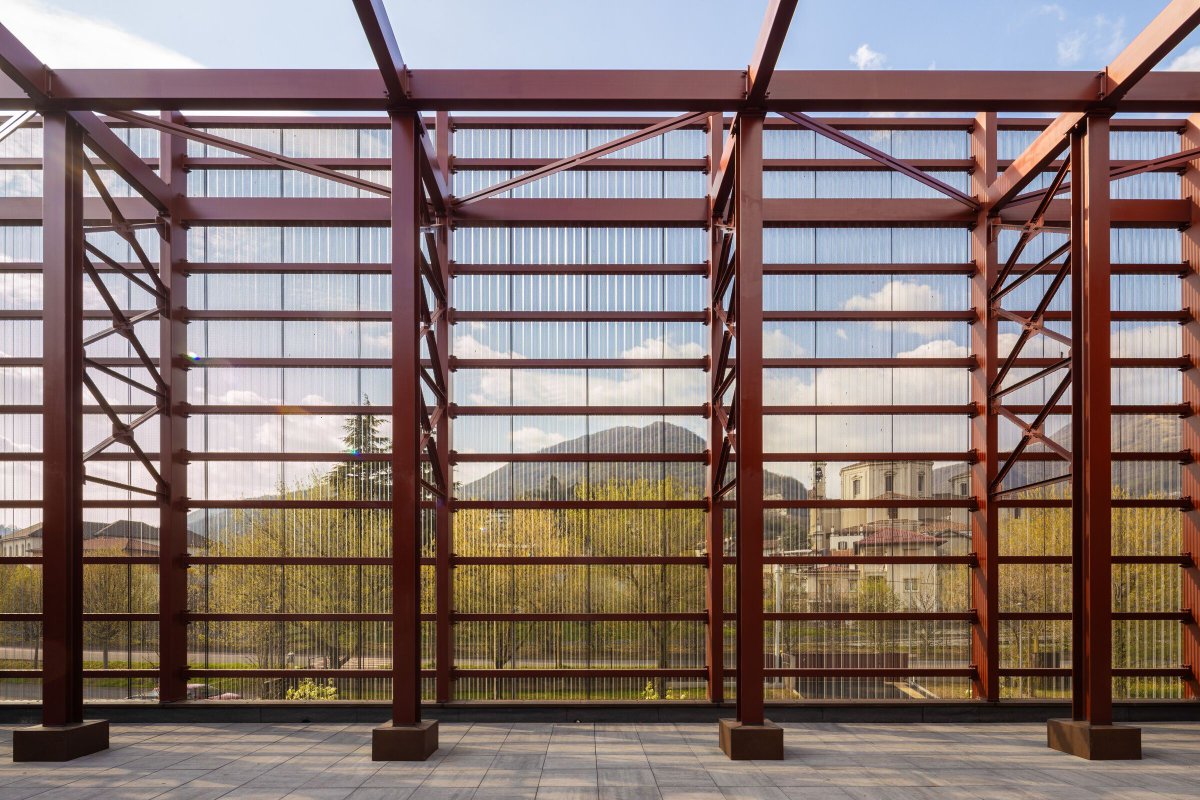 Archello's tweet image. Conceived as a Nearly Zero-Energy Building in Nembro, this multifunctional sports hall by @didoarch pairs bioclimatic design with prefabricated X-lam timber systems. 
archello.com/project/nembro…

#BioclimaticArchitecture #TimberConstruction #NZEB