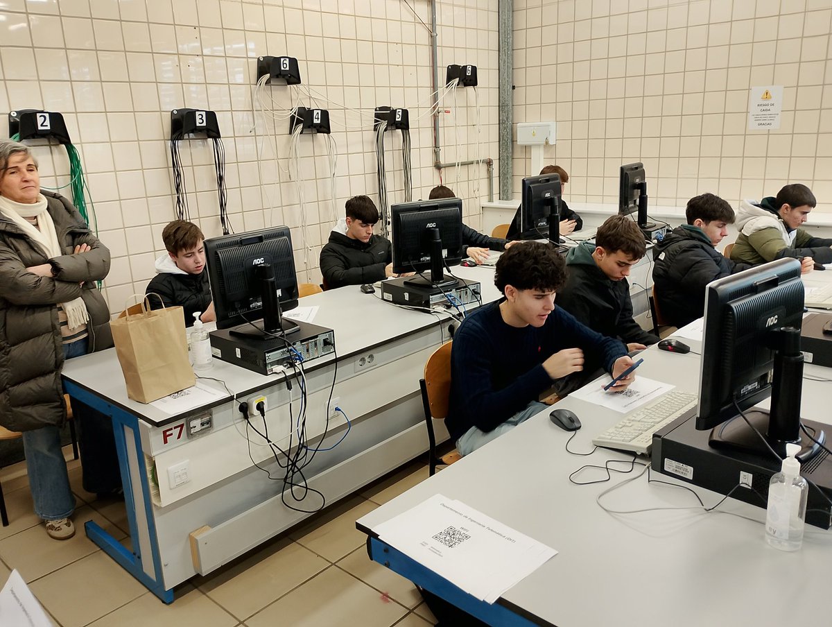 🚀 ¡Futuro en construcción! El alumnado de Tecnología e Ingeniería I del #IESLauretum visita la @ETSIng_us en la Cartuja.
​Guiados por Juan F. Soto y Milagros González, han recorrido la biblioteca, laboratorios de telemática y fluidos y el campus. 🛠️📡