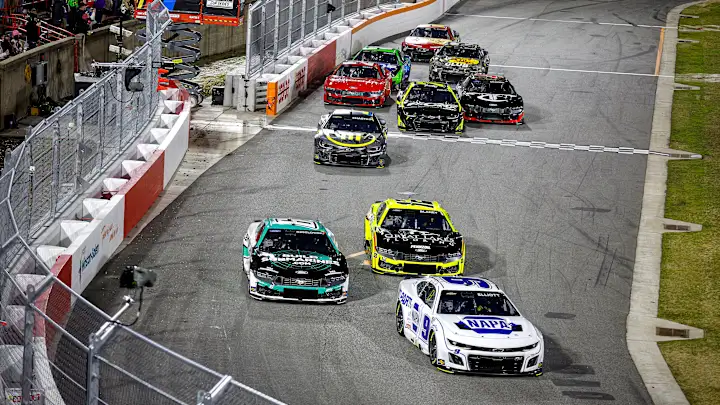 InsideAILines's tweet photo. .@nascarclash Top 10 Finish Hit Rate
(NextGen Era, min. 3 starts)

Denny Hamlin — 3/4 (75%)
Joey Logano — 3/4 (75%)
Kyle Busch — 3/4 (75%)
Kyle Larson — 3/4 (75%)
William Byron — 3/4 (75%)
Alex Bowman — 2/3 (67%)
Ross Chastain — 2/3 (67%)

Top 10 Odds on @DKSportsbook https://t.co/QMmRsMFh42