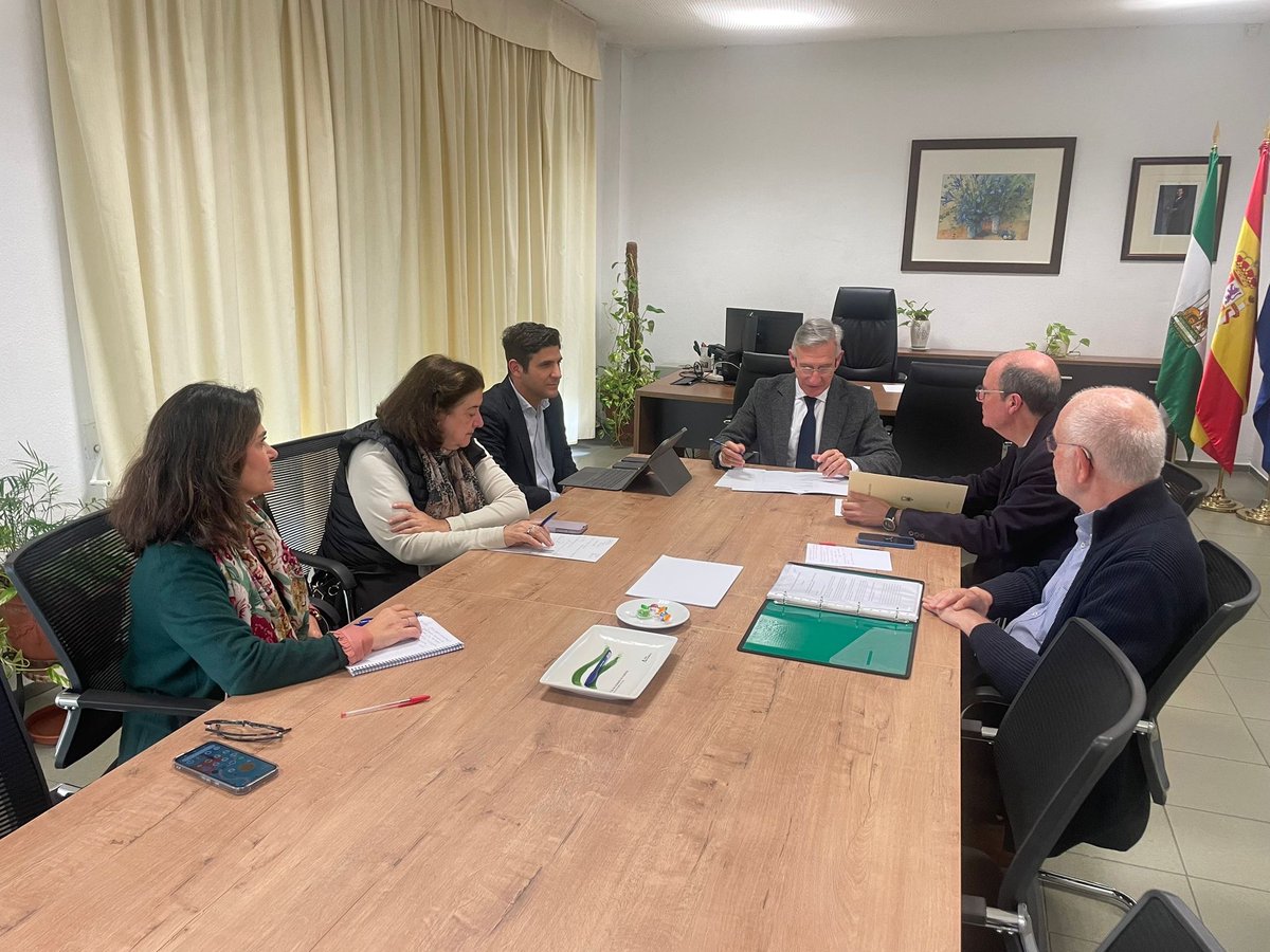 Productiva reunión entre el Ateneo de Sevilla y la Delegación Territorial 🤝📚

👉🏼 José Vallecillo López, junto a Miguel Ángel Araúz Rivero y su equipo, y miembros del grupo “Jóvenes y 27”, ha mantenido una reunión para seguir avanzado en la colaboración para conmemorar el