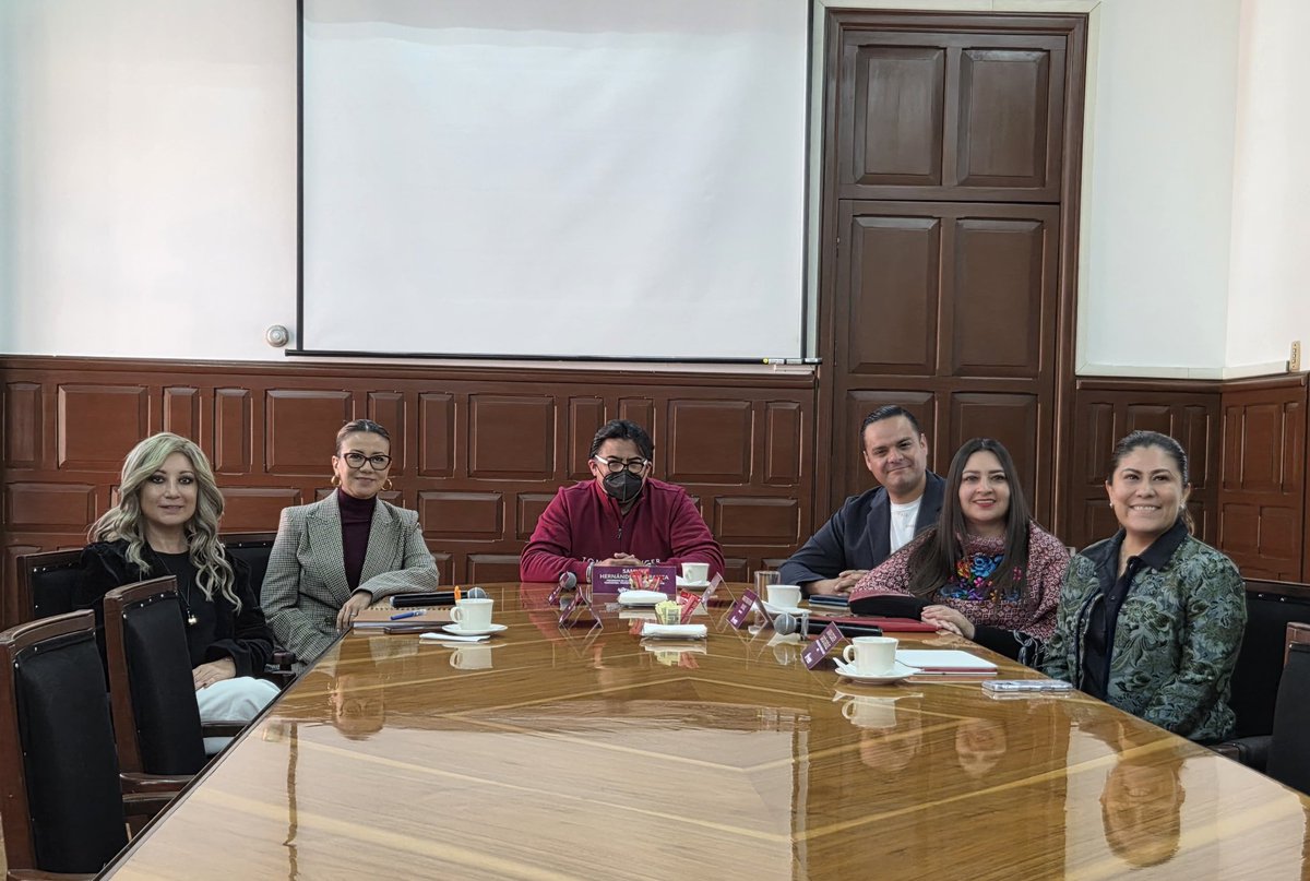 En sesión ordinaria, la Comisión de Participación Ciudadana, Transparencia y Gobierno Abierto, a cargo de <a href="/Samuel_hdz_c/">Samuel Hernández Carranza</a>, avaló el acta de los trabajos del 20 de enero y sostuvo una reunión con la titular de la Coordinación General de <a href="/TransparentaPue/">Transparencia y Municipio Abierto</a>, <a href="/LauraCGT_/">Laura E. García González</a>.