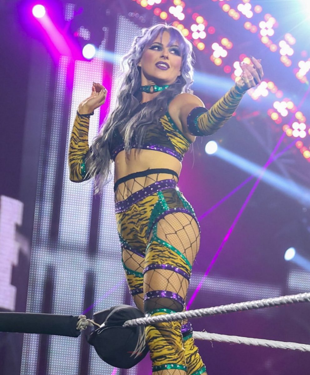 TheGarganoWay's tweet image. they won’t do it, but Candice LeRae would THRIVE in an Elimination Chamber match