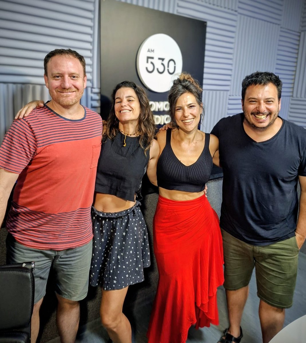 somosradioam530's tweet photo. 🎭 Danza e insomnio en #LaTardeConCarlosPolimeni

💬 “El insomnio es un espacio de no tiempo, del pensamiento diferente”, lo afirmó Verónica Marcovsky.

🎙️ La bailarina y escritora habló sobre la obr “Limbótica”, una experiencia performática y onírica que cruza danza, palabra y emoción.

📻 Entrevista completa junto a @julian_saud,  @MarinaGlezer y @ottohacker 

📍 Se estrena el 8 de febrero en Espacio Callejón.
