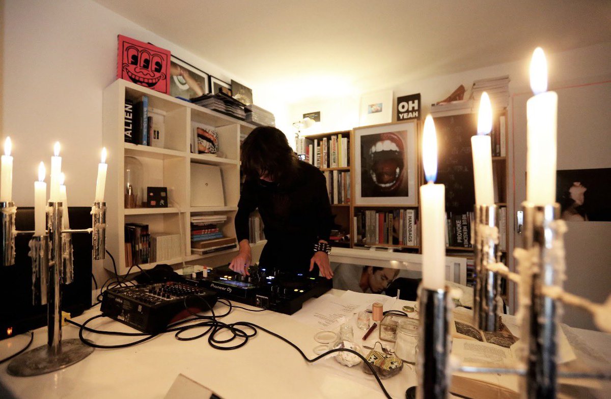 En Chihuahua 136 hay un local que a veces está cerrado a veces no. No tiene horario fijo. Ese local tiene una de las mejores selecciones de libros de arte y foto en la ciudad. Es un misterio. Entrar no entrar. A veces hay exposiciones y lecturas. Se llama Chino.