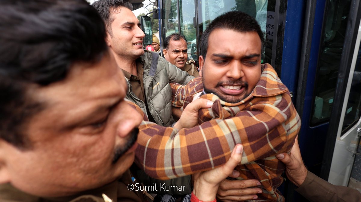 skphotography68's tweet photo. Police detain activists of Birsa Ambedkar Phule Student Organization while they try to take out a foot march from Lucknow University to Parivartan chowk in support of the UGC Guidelines 2026, in Lucknow on Tuesday.
#lucknowuniversity #birsaambedkarphule #ugcguidelines2026 #UGC #PhuleAmbedkarIdeology #photojournalism