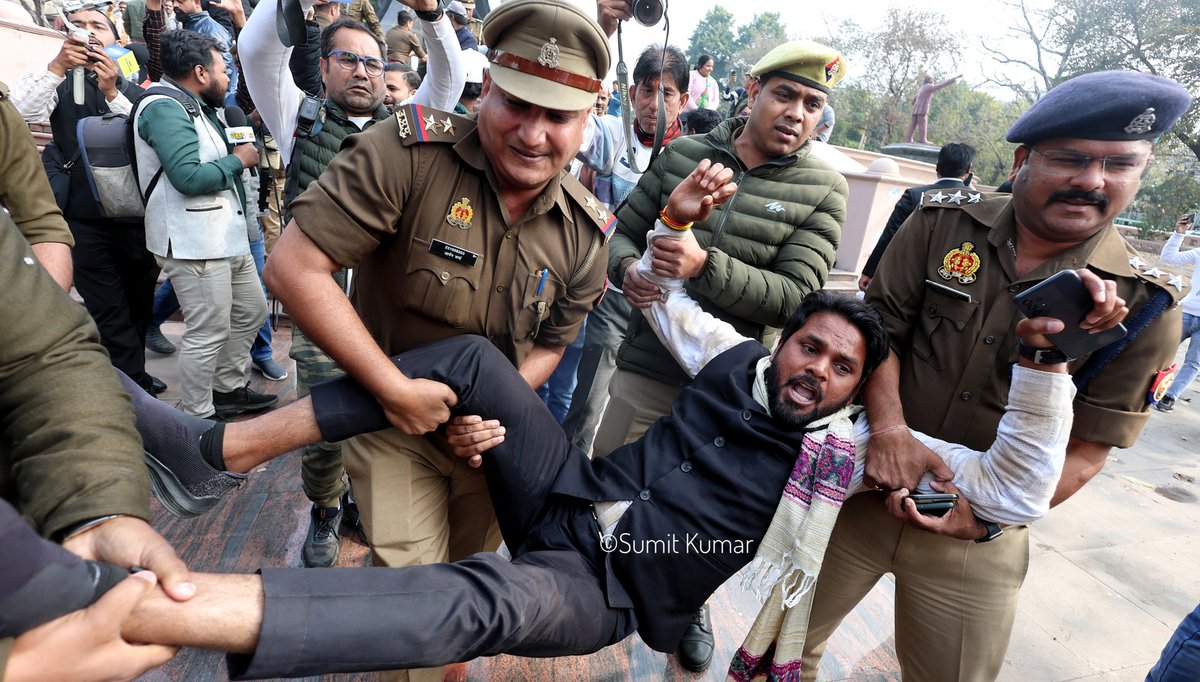skphotography68's tweet photo. Police detain activists of Birsa Ambedkar Phule Student Organization while they try to take out a foot march from Lucknow University to Parivartan chowk in support of the UGC Guidelines 2026, in Lucknow on Tuesday.
#lucknowuniversity #birsaambedkarphule #ugcguidelines2026 #UGC #PhuleAmbedkarIdeology #photojournalism