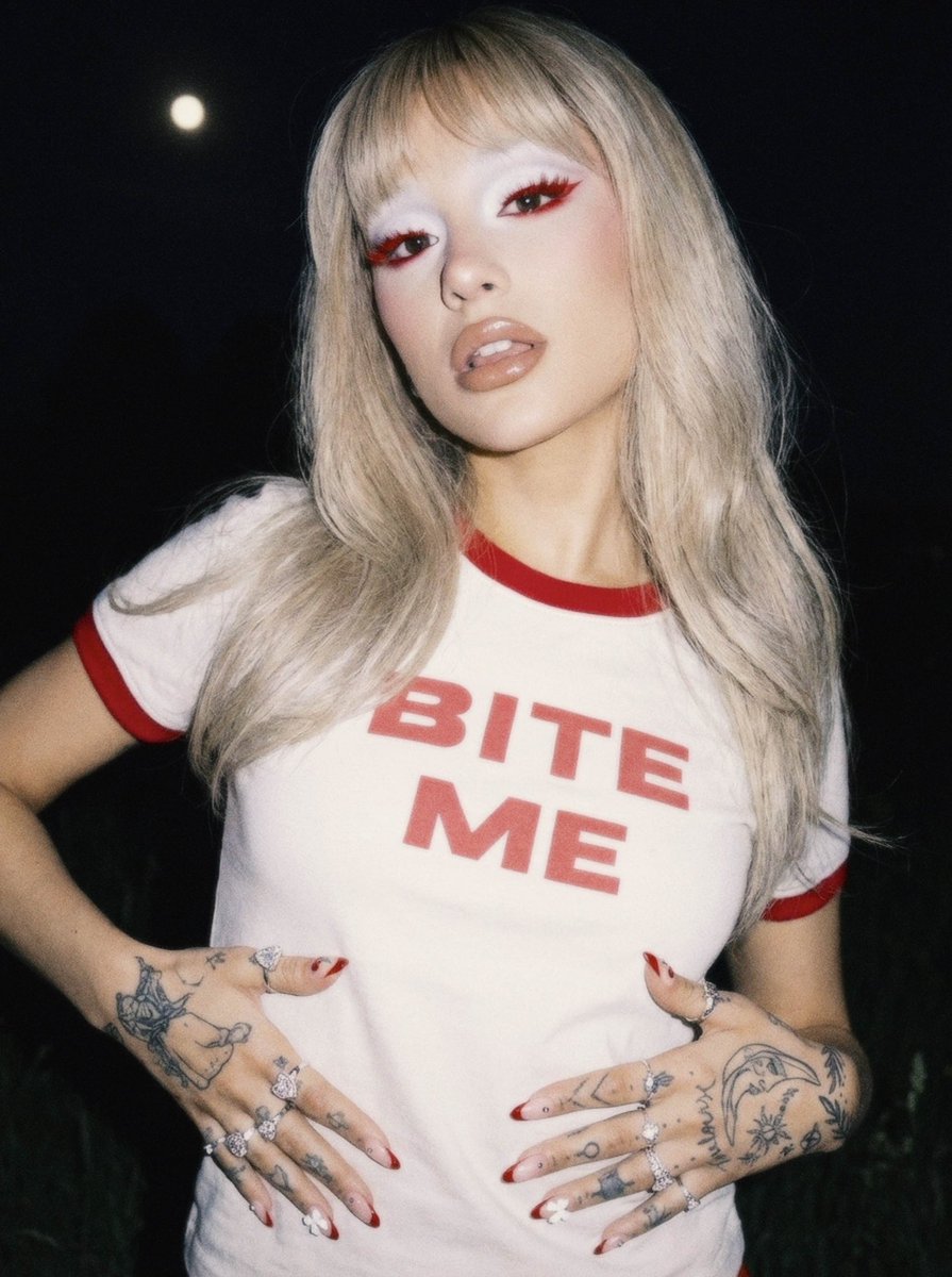 Angelicmusee's tweet photo. Ariana Grande’s new look. 💋🚨 https://t.co/poRNu5zGPN
