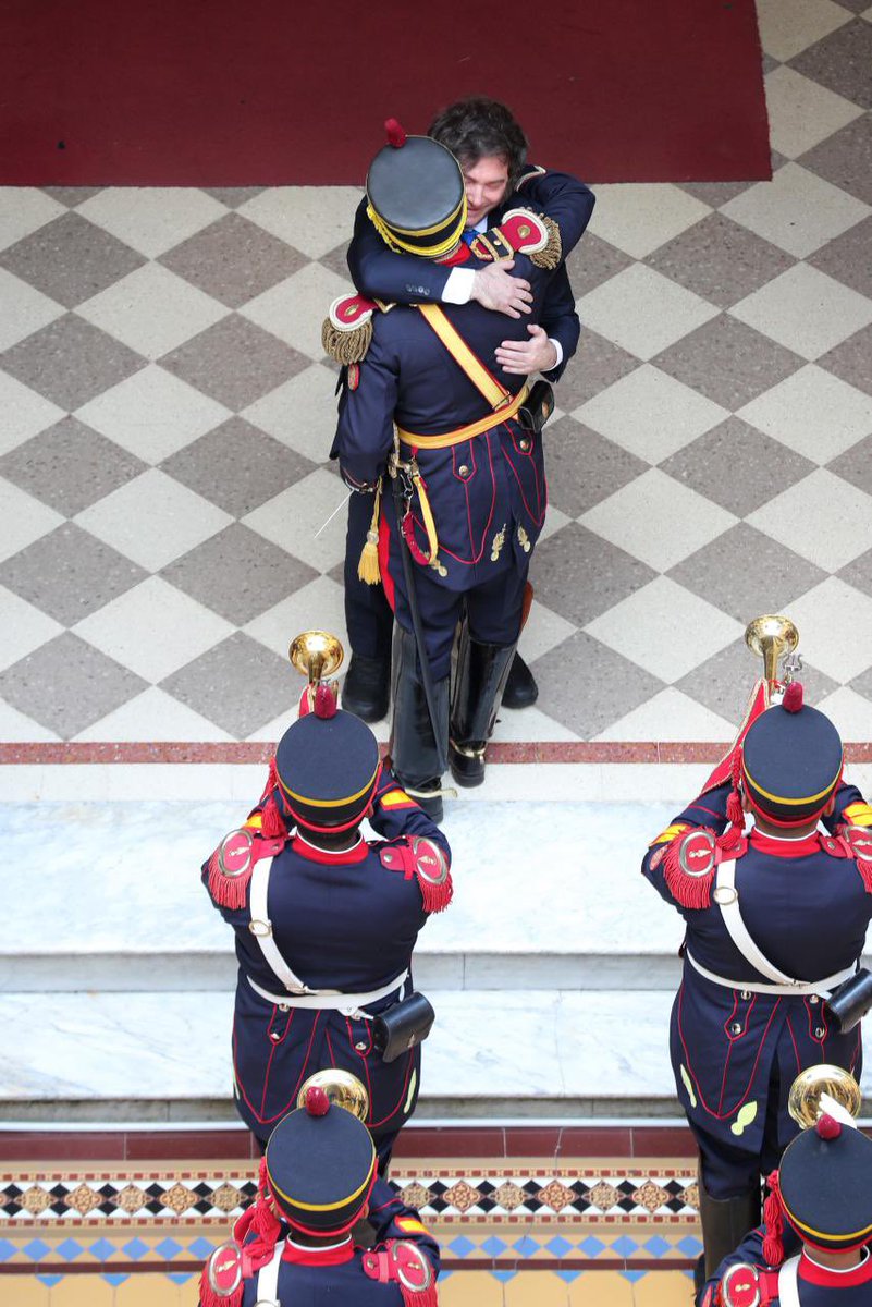El Presidente Javier Milei saludó al Regimiento de Granaderos a Caballo en el Patio de Palmeras de la Casa Rosada, en el marco del 213° aniversario del Combate de San Lorenzo.