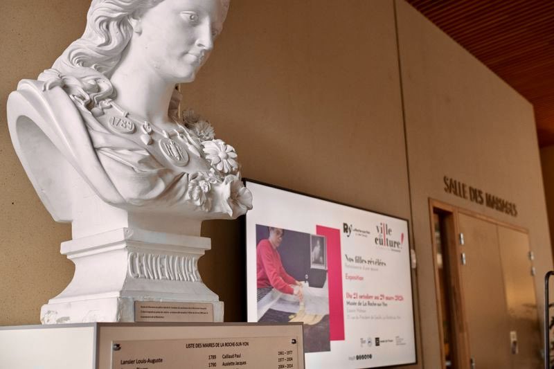Lucbouard's tweet photo. Visite presse du nouvel Hôtel de Ville et d’Agglomération de @larochesuryonfr qui ouvre demain.

Un choix politique clair : un service public plus accessible et rassemblé en cœur de ville.

Un équipement au service des habitants et du dynamisme de l’Agglomération de #LRSY. https://t.co/34McZ5Mv8P
