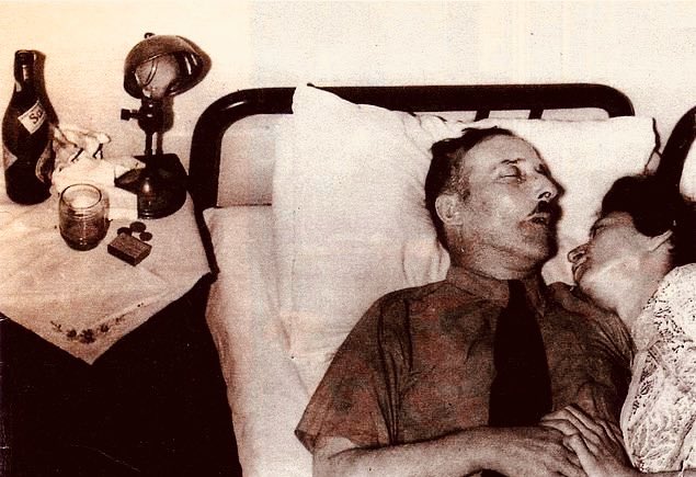 آخر ما كتب #ستيفان_تسفايغ قبيل انتحاره وزوجته: 

"أعتقد أنه من الأفضل أن أضع حدًّا لحياتي في هذا الوقت المناسب وأنا مرفوع الرأس. أحيي كل أصدقائي، راجيًا أن تتسنّى لهم رؤية الفجر بعد ليل مظلم طويل. وها أنذا أتقدمهم وقد فرغ صبري تمامًا، لذلك أرحل قبلهم"