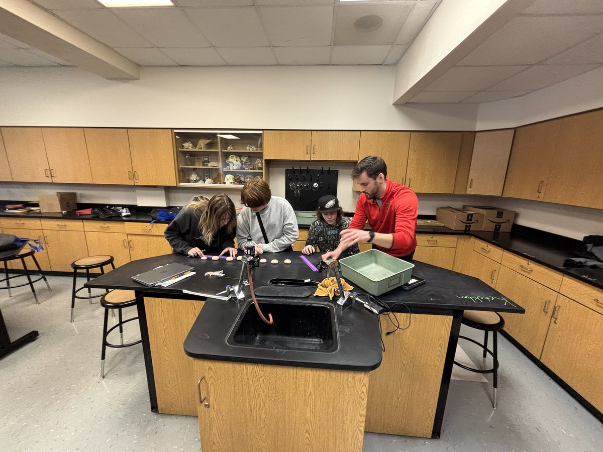 DandurandJason's tweet photo. Shoutout to Mr. Scamihorn for an awesome &amp; engaging Biology Lab!  As part of his Urchin Harvesting Lab, students collected qualitative &amp; quantitative data &amp; investigated how otters 🦦 impact urchin size. #GoShells @RHS_Shells #CommunityOfLearners #science https://t.co/8JujVH2OZn